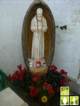 Statua di Padre Pio con nicchia